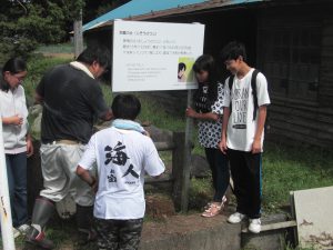 「地蔵の辻」の設置に中学生４人と父兄が作業する様子