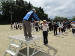 賞状を受け取る第１３区自治会代表