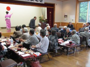 花藤会の皆さんが踊りを披露（本郷地区）