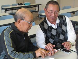 昔、恩師（左）と教え子（右）だそうです。同じスマホ講座で席が並べるのは生涯学習だからこそですね。