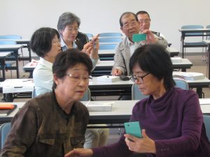 参加者同士でスマホを学ぶ様子